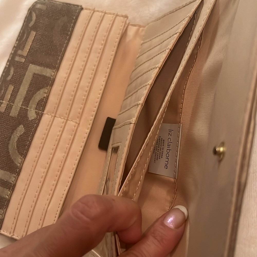 Liz Claiborne wallet - Picture 5 of 7